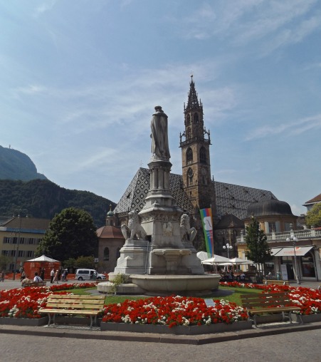 Centrum Bolzano: Plac Walthera (von der Vogelweide) z pomnikiem tegoż